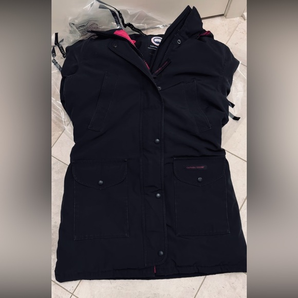 Warrantied Canada Goose x Holt Renfrew Limited Ed Trillium Parka size Small - Picture 2 of 10